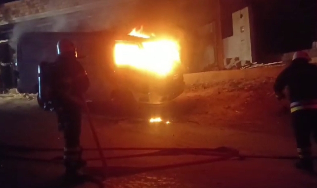Hatay'da park halindeki minibüs alev alev yandı