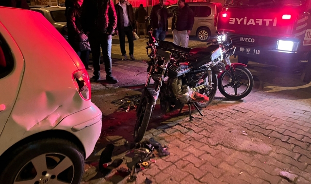 İki motosiklet, otomobil ile kafa kafaya çarpıştı: 3 yaralı