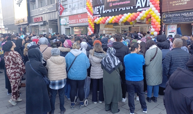 İlk güne özel kampanya düzenlenen mağaza miting alanına döndü