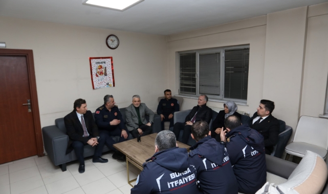 İnegöl protokolünden yılbaşı gecesi görev yapan kurum ve esnaflara ziyaret