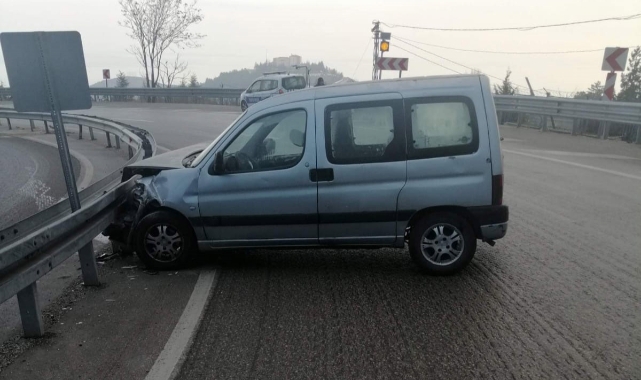 Isparta'da kontrolden çıkan araç bariyerlere çarptı: 2 yaralı