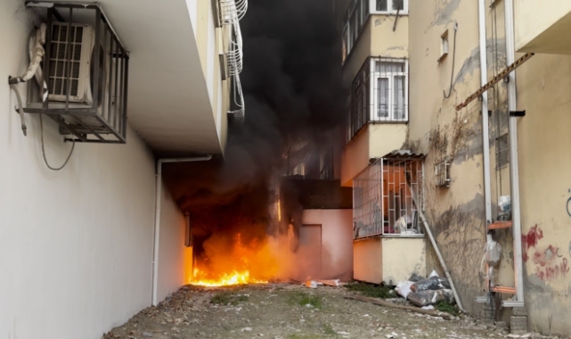 İstanbul Avcılar’da bina boşluğunda çıkan yangın dairelere sıçradı