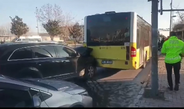 İstanbul'da konsolosluk aracı İETT otobüsüne çarptı!