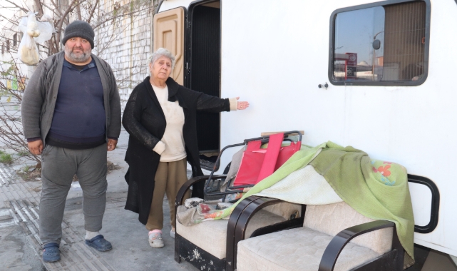 İzmir'de engelli oğlu ile karavanda yaşam mücadelesi veriyor