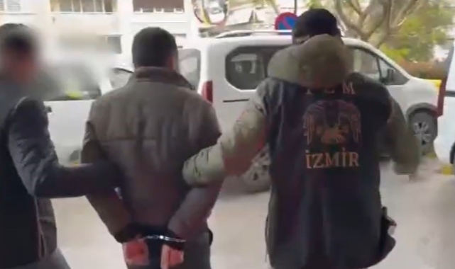İzmir'de PKK operasyonu! Şüphelinin açmadığı kapı koçbaşıyla kırıldı