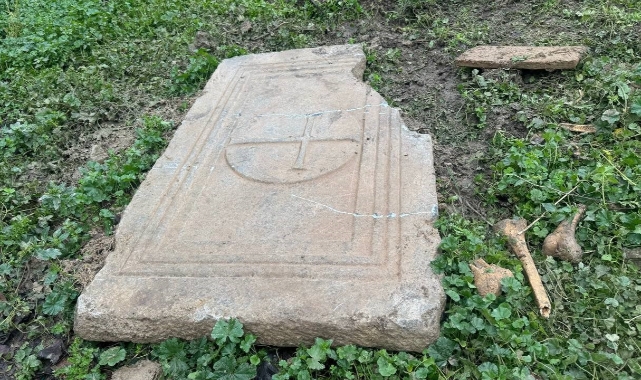 İznik'te çiftçi tarlasını sürerken lahit buldu
