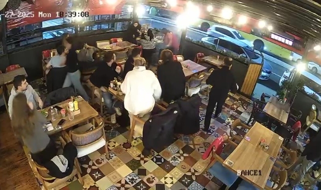 Kadıköy'de seyir halindeki araçtan restorana torpil atıldı