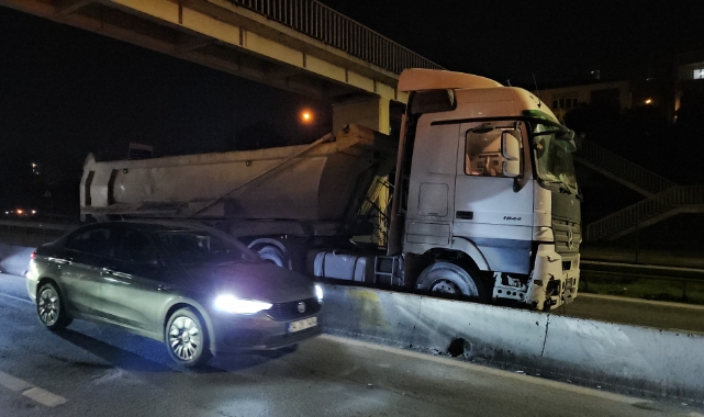Kağıthane’de kontrolden çıkan hafriyat kamyonu beton bariyerlere çıktı