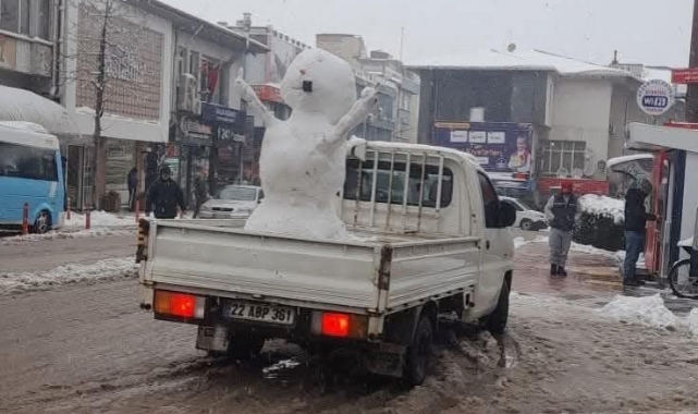 Kamyon kasasındaki kardan adama şehir turu attırdılar