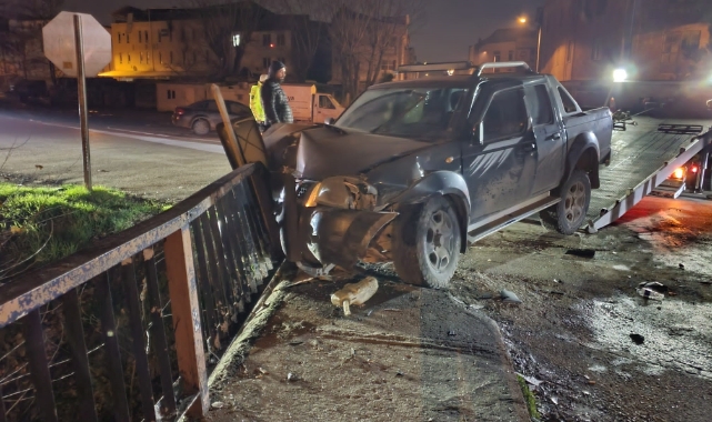 Kamyonet ile hafif ticari araç kafa kafaya çarpıştı: 3 yaralı