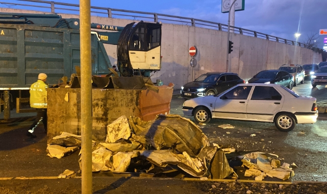 Kamyonun üzerindeki yükler alt geçide takıldı: Trafik kilitlendi