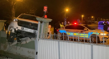 Karaman'da sürücüsünün kontrolünü kaybettiği araç duvara çarpıp asılı kaldı