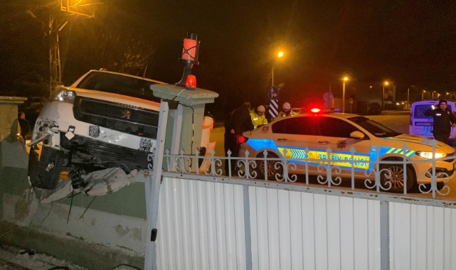 Karaman'da sürücüsünün kontrolünü kaybettiği araç duvara çarpıp asılı kaldı