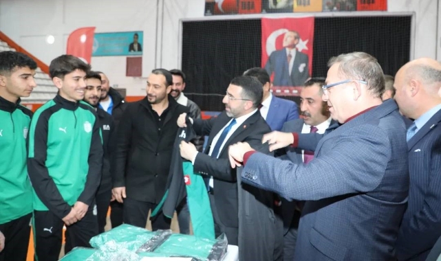 Kars'ta amatör spor kulüplerine malzeme desteği