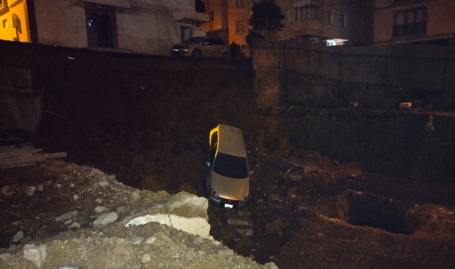 Kartal'da toprak kayması! Otomobil inşaat temeline düştü