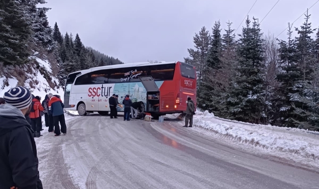 Kartalkaya yolunda kontrolden çıkan yolcu otobüsü yolu kapattı