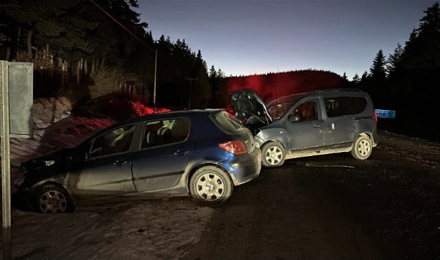 Kastamonu’da hafif ticari araç ile otomobil çarpıştı: 6 yaralı