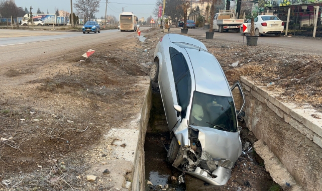 Kayganlaşan yoldan çıkan araç kanala uçtu