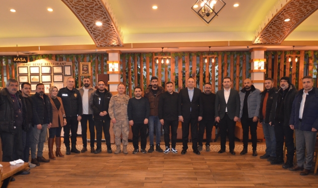 Kaymakam Demir gazetecilerle bir arada