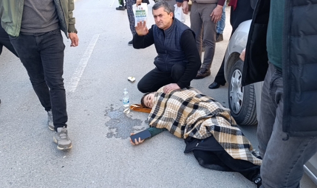 Kaza geçiren çocuğun üzerini üşümesin diye örttüler