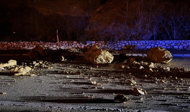 Kestel'de heyelan! Yamaçtan kopan kaya parçaları yolu kapattı