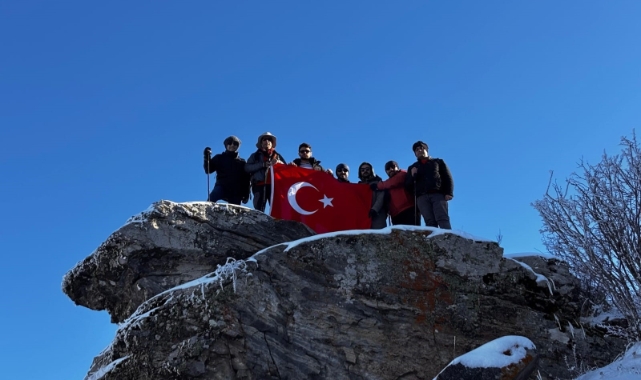 Kırşehir'de dağcılar Gönül Dağı zirvesinde Türk bayrağı açtı