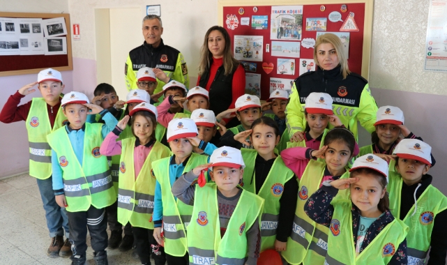 Kırşehir'de jandarmadan öğrencilere trafik eğitimi