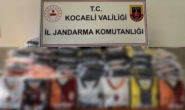 Kocaeli'de bin 206 kaçak futbol takımı forması ele geçirildi