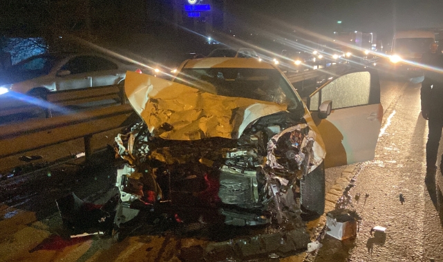 Kocaeli'nde tır otomobil ile kamyonete çarptı: 4 yaralı