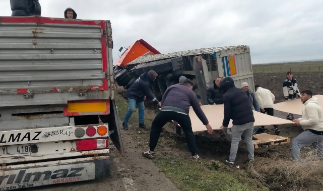 Kontrolden çıkan kamyon tarlaya devrildi
