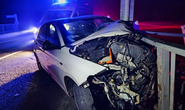 Kontrolden çıkan otomobil köprü korkuluğuna ok gibi saplandı: 1'i ağır 3 yaralı