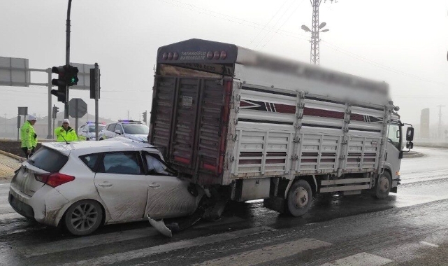 Konya'da otomobil kamyonete çarptı: 1 yaralı