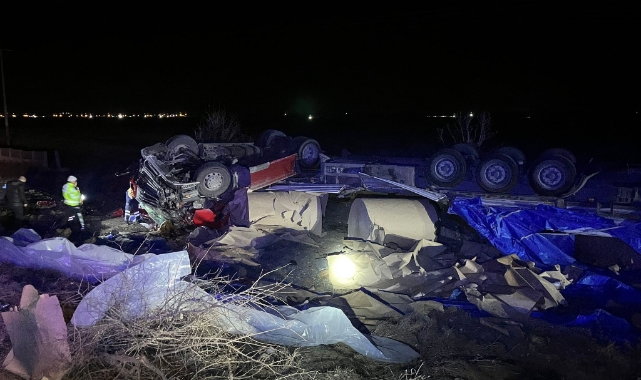 Konya’da tır devrildi, sürücü hayatını kaybetti