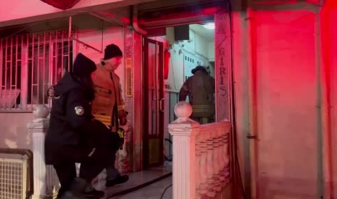 Küçükçekmece’de 5 katlı binada yangın: 1 kişi dumandan etkilendi