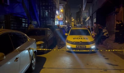 Küçükçekmece’de evinin önünde oturan adama silahlı saldırı