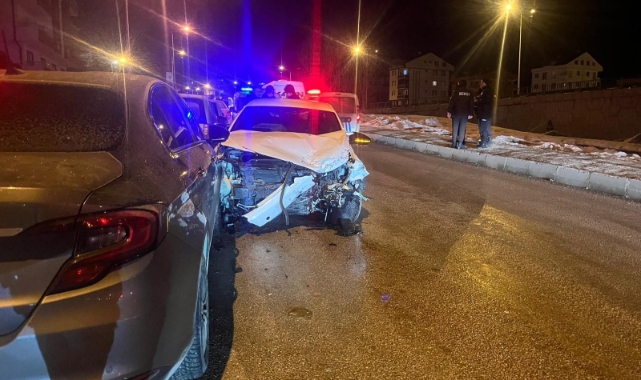 Kütahya'da kamyonet ile tomruk yüklü tır çarpıştı: 1 ölü, 1 yaralı