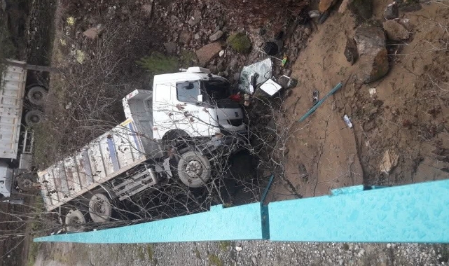 Manisa’da kamyon 'Gördes Çayına' uçtu: 2 yaralı