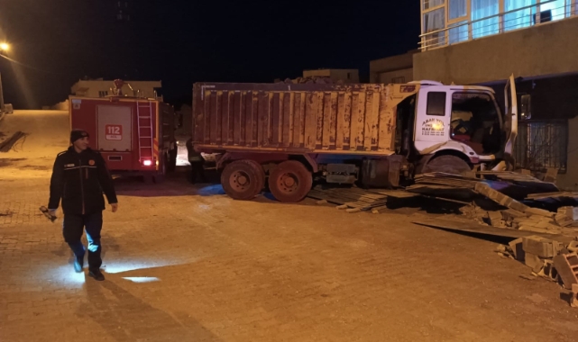 Mardin’de kamyon evin duvara çarptı