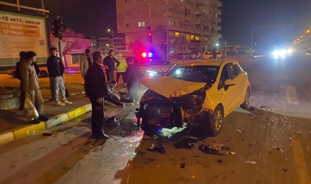 Mardin'de otomobil ile kamyonet çarpıştı! 2 sürücü yaralı