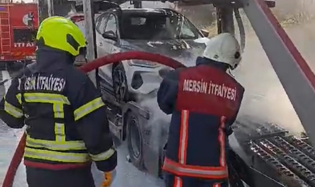 Mersin'de araç taşıma römorkunda yangın