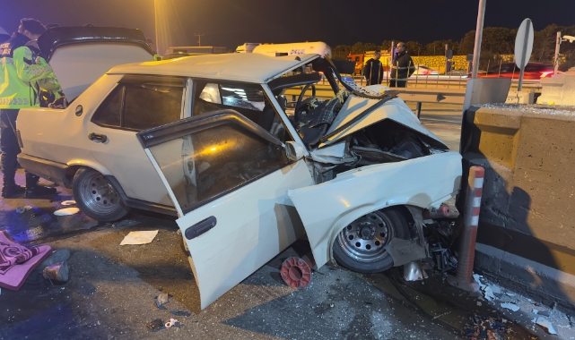 Mersin'de otomobil otoyol gişelerinde beton bariyerlere çarptı: 2 ölü, 5 yaralı