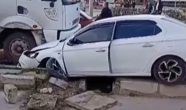 Mersin'de otomobil refüje çarpıp karşı şeride geçti: 2 yaralı