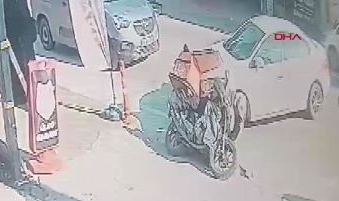 Motosiklet ile otomobile çarptı! İki araç arasında sıkıştı