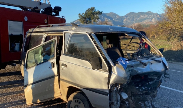 Muğla'da minibüs ile otomobil çarpıştı: 3 yaralı