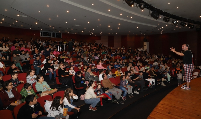 Nazilli'de çocuklar tiyatro gösterisiyle eğlendi