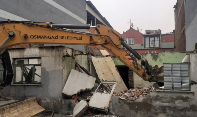 Osmangazi Belediyesi 100 metruk binayı yıktı