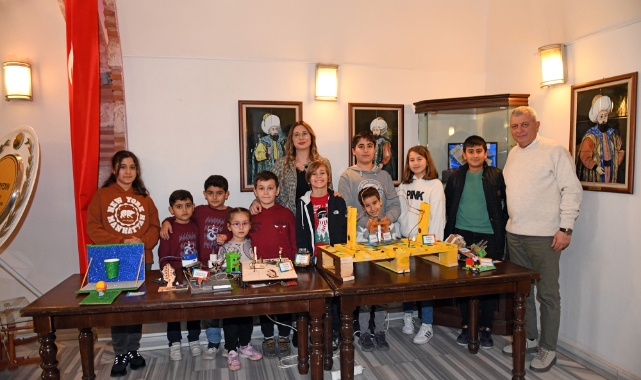 Osmangazi Belediyesi'nin atölyesine katılan öğrencilerden robotik kodlama sergisi