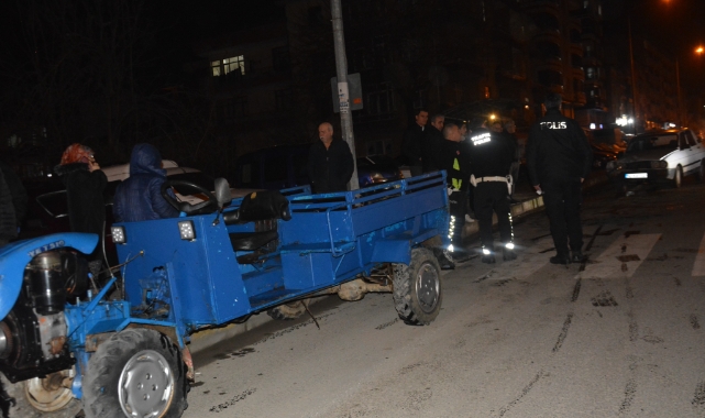 Otomobil park halindeki tarım aracına çarptı!