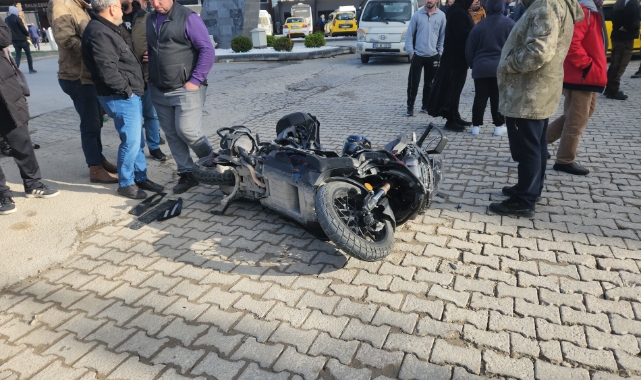 Otomobille çarpışan motosiklet sürücüsü yaralandı