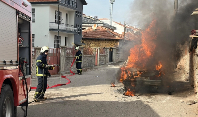 Park halindeki araç alev topuna dündü